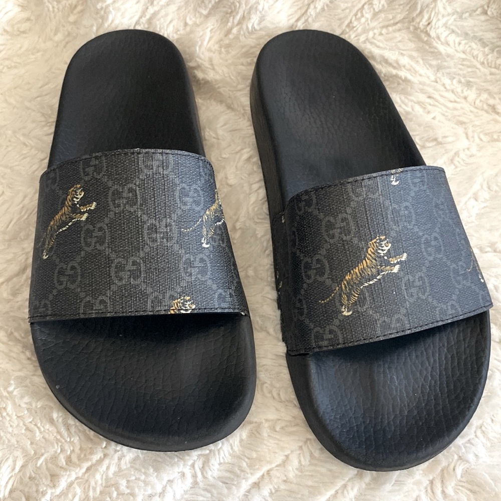 Men’s Gucci GG supreme tiger slide sandals black, grey & gold size 8